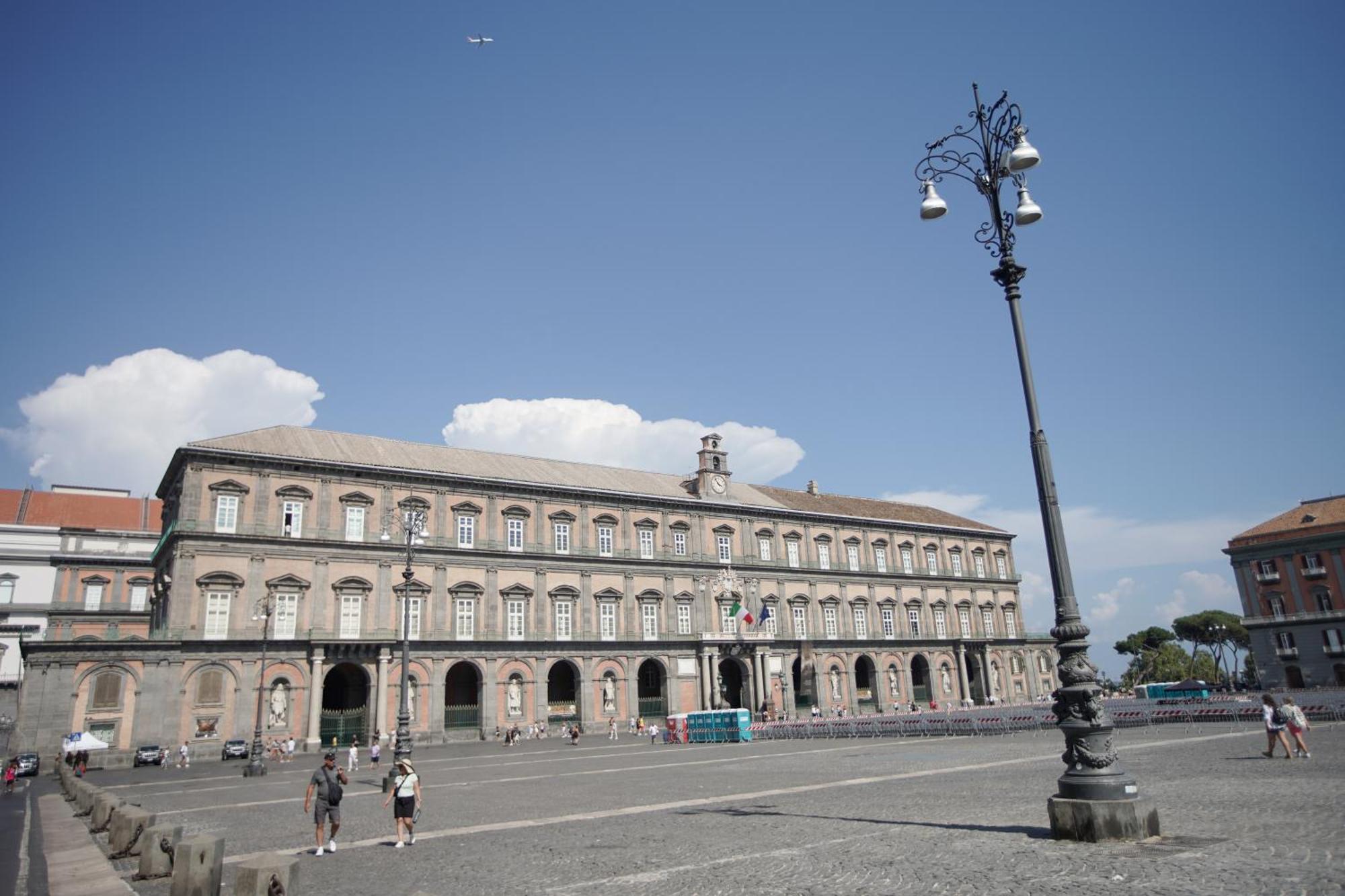 B-Montedidio Hotel Napoli Bagian luar foto